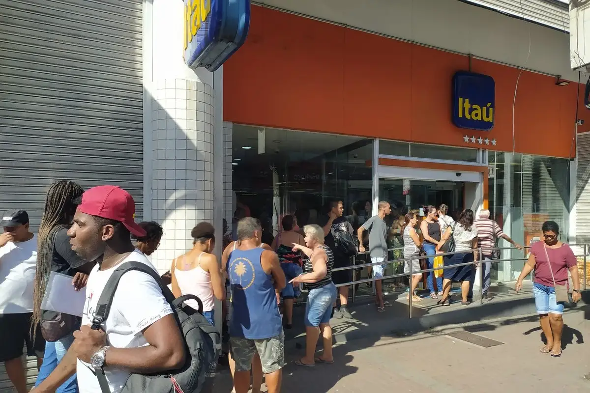 Fachada de uma agência do Itaú em Duque de Caxias RJ